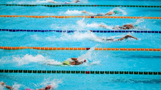 நீந்தும்போது நீரில் இருப்பது அவருக்கு மன அழுத்தத்தைக் குறைக்கிறது. இதனால் அவரது மூளை அமைதியடைகிறது. மனம் தளர்வடைகிறது, பதற்றம் விடுபட்டு நபர் தூங்குகிறார். நீந்தும்போது நீரில் இருப்பது அவருக்கு மன அழுத்தத்தைக் குறைக்கிறது. இதனால் அவரது மூளை அமைதியடைகிறது. மனம் தளர்வடைகிறது, பதற்றம் விடுபட்டு நபர் தூங்குகிறார்.