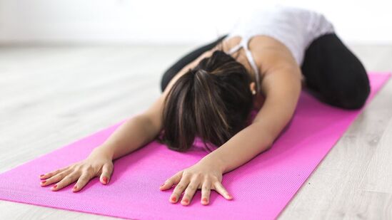 முதுகெலும்பு மற்றும் தசைகள் வலுவாகும் - நீங்கள் தினமும் 20 நிமிடங்கள் மட்டும் யோகாவை பழகினால் போதும், அது உங்கள் முதுகெலும்பு மற்றும் தசைகளை வலுப்படுத்த உதவும். உங்கள் உடலின் போஸ்சர்களை மேம்படுத்த உதவும். ட்ரீ போஸ், கீழே குனிந்து நாய்போல் பார்ப்பது போன்ற யோகாக்கள் உங்கள் முதுகெலும்பை வலுப்படுத்தும். இது நீங்கள் நேராக நீண்ட காலம் நிற்கவும், நடக்கவும் உதவும். முதுகெலும்பு மற்றும் தசைகள் வலுவாகும் - நீங்கள் தினமும் 20 நிமிடங்கள் மட்டும் யோகாவை பழகினால் போதும், அது உங்கள் முதுகெலும்பு மற்றும் தசைகளை வலுப்படுத்த உதவும். உங்கள் உடலின் போஸ்சர்களை மேம்படுத்த உதவும். ட்ரீ போஸ், கீழே குனிந்து நாய்போல் பார்ப்பது போன்ற யோகாக்கள் உங்கள் முதுகெலும்பை வலுப்படுத்தும். இது நீங்கள் நேராக நீண்ட காலம் நிற்கவும், நடக்கவும் உதவும்.