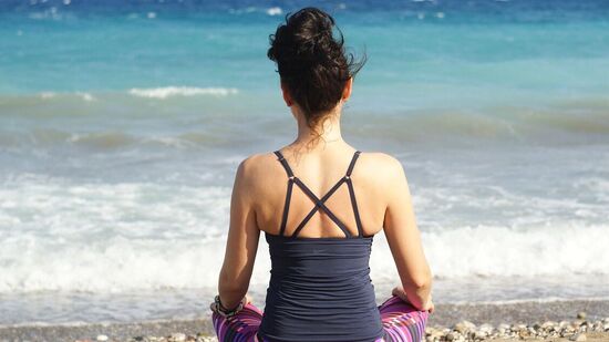 உடலில் கார்டிசால் என்ற ஹார்மோனைக் குறைக்கும் - கார்டிசால் என்பது மனஅழுத்தத்தைக் கொண்டுவரும் ஹார்மோன் ஆகும். அது உங்கள் உடலில் அதிகம் சுரந்தால், எண்ணற்ற ஆரோக்கிய குறைபாடுகளைக் கொண்டுவரும். அதில் மனஅழுத்தம், பயம், பதற்றம், உடல் எடை குறைப்பு என அனைத்தும் அடங்கும். யோகவால் கார்டிசாலின் அளவு குறிப்பிடும்படியாக குறையும். அது உங்கள் மனதை பதற்றமின்றி வைக்கும். உடலில் கார்டிசால் என்ற ஹார்மோனைக் குறைக்கும் - கார்டிசால் என்பது மனஅழுத்தத்தைக் கொண்டுவரும் ஹார்மோன் ஆகும். அது உங்கள் உடலில் அதிகம் சுரந்தால், எண்ணற்ற ஆரோக்கிய குறைபாடுகளைக் கொண்டுவரும். அதில் மனஅழுத்தம், பயம், பதற்றம், உடல் எடை குறைப்பு என அனைத்தும் அடங்கும். யோகவால் கார்டிசாலின் அளவு குறிப்பிடும்படியாக குறையும். அது உங்கள் மனதை பதற்றமின்றி வைக்கும்.