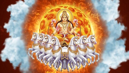 வேத ஜோதிட சாஸ்திரங்களின்படி நவகிரகங்கள் ஒரு குறிப்பிட்ட கால இடைவெளியில் தங்களது ராசி மற்றும் நட்சத்திர இடமாற்றத்தை செய்வார்கள். இந்த காலகட்டத்தில் மனித வாழ்க்கையில் தாக்கம் இருக்கும் என ஜோதிட சாஸ்திரம் கூறுகிறது. அந்த வகையில் நவக்கிரகங்களின் தலைவனாக விளங்க கூடியவர் சூரியன். இவர் மாதத்திற்கு ஒருமுறை தனது ராசி மாற்றத்தை செய்யக்கூடியவர். அவ்வப்போது நட்சத்திர இடமாற்றத்தையும் செய்வார். 