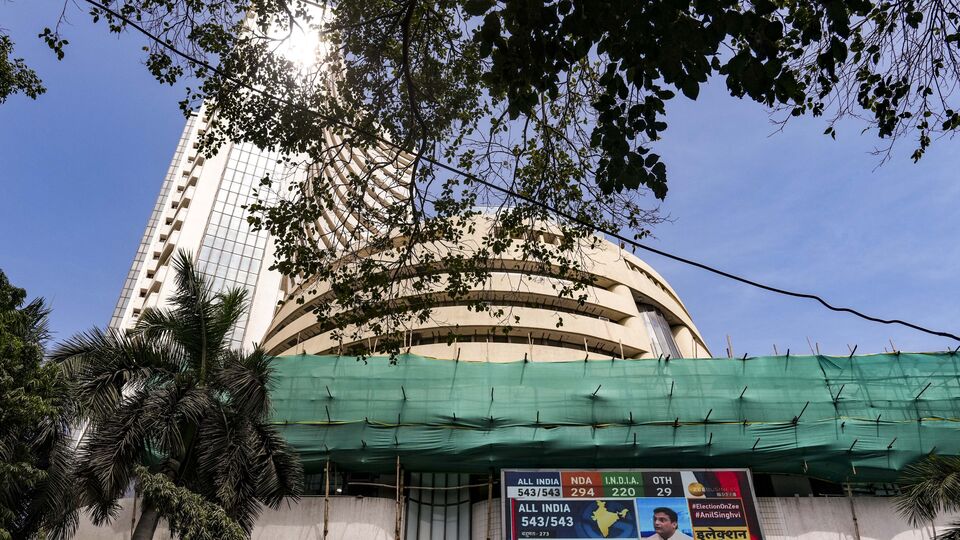 பச்சை நிறத்துடன் தொடங்கிய சென்செக்ஸ், நிஃப்டி.. இன்றைய பங்கு சந்தை நிலவரம் என்ன?