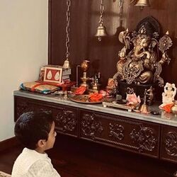 <p>வாஸ்து சாஸ்திரத்தில், வீட்டின் ஒவ்வொரு பகுதியும் முக்கியமானதாகக் கருதப்படுகிறது, ஆனால் பூஜை அறை அவற்றில் சிறப்பானது. நாம் பூஜை அறையில் கடவுளை வழிபடுகிறோம், இங்கிருந்து நேர்மறை சக்தி வீடு முழுவதும் பரவுகிறது. ஆன்மாவுக்கு அமைதி கொடுக்கவும், வீட்டில் நேர்மறை சக்தியை பரப்பவும், வழிபாட்டுத் தலத்தின் வாஸ்து மீது கவனம் செலுத்துவது மற்றும் அதைப் பற்றி கவனமாக இருப்பது முக்கியம். பூஜை அறையில் எந்த நிறத்தைப் பயன்படுத்த வேண்டும், எந்த நிறத்தை பூஜை அறையில் பயன்படுத்தவே கூடாது என்பதைப் பற்றி விரிவாக தெரிந்து கொள்வோம்.</p>