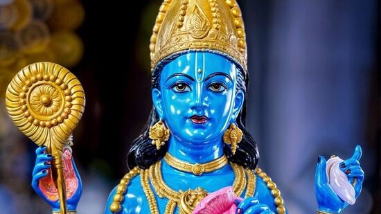 வியாழக்கிழமை அதிகாலையில் எழுந்து குளித்து விட்டு, விஷ்ணு பகவானை வழிபடுங்கள். இந்த நேரத்தில், விநாயகரை வழிபட்டு, மஞ்சள் மாலையை சாற்றவும். வியாழக்கிழமை இந்த வழிபாடு மிகவும் பயனுள்ளதாகக் கருதப்படுகிறது. ஜோதிட சாஸ்திரப்படி, இந்த வழிபாட்டின் மூலம் வேலைகளில் உள்ள தடைகள் நீங்கும். வாழ்வில் வெற்றியும் கிடைக்கும். ஒவ்வொரு வியாழக்கிழமையும் இந்த வழிபாட்டைச் செய்தால், வியாபாரம் மற்றும் வேலைகளில் முன்னேற்றம் ஏற்படும்.