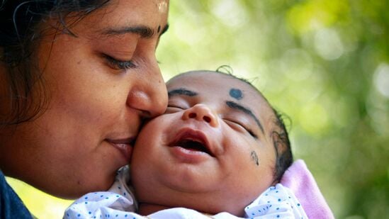 பெண்களுக்கு பிரசவத்திற்குப் பிறகு முடி ஏன் கடுமையாக உதிர்கிறது? மருத்துவர் விளக்கும் காரணங்கள்! பெண்களுக்கு பிரசவத்திற்குப் பிறகு முடி ஏன் கடுமையாக உதிர்கிறது? மருத்துவர் விளக்கும் காரணங்கள்!