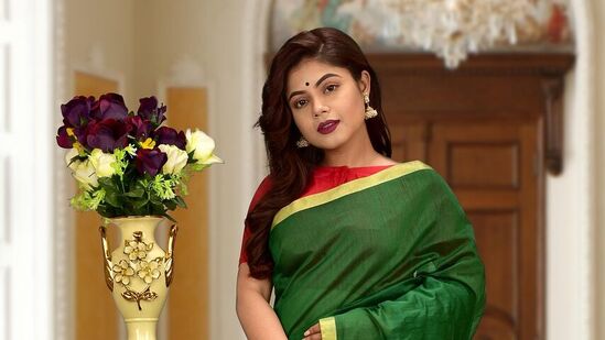 பச்சை ஒரு உற்சாகமான நிறம். இது பிரகாசத்துடன் தொடர்புடையது. இது கண்களுக்கு முன்னால் புத்துணர்ச்சியைத் தக்க வைத்துக் கொள்கிறது. புதிய தொடக்கத்தைக் குறிக்க விரும்பும் மணப்பெண்கள் பச்சை நிறங்களைத் தேர்வு செய்கிறார்கள். பச்சை ஒரு உற்சாகமான நிறம். இது பிரகாசத்துடன் தொடர்புடையது. இது கண்களுக்கு முன்னால் புத்துணர்ச்சியைத் தக்க வைத்துக் கொள்கிறது. புதிய தொடக்கத்தைக் குறிக்க விரும்பும் மணப்பெண்கள் பச்சை நிறங்களைத் தேர்வு செய்கிறார்கள்.