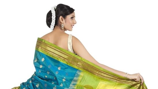 தங்க நிற புடவையில் உள்ள தங்க நிறம் எந்த மணமகளின் இளவரசியைப் போலவே ஜொலிக்கிறது. தங்கம் செல்வம் மற்றும் செழிப்பைக் குறிக்கிறது. ராயல்டியின் அழகைத் தருகிறது. இந்த நிறத்தை தேர்ந்தெடுக்கும் மணப்பெண்கள் வாழ்க்கையில் சிறந்தவர்களாக இருக்க விரும்புகிறார்கள் தங்க நிற புடவையில் உள்ள தங்க நிறம் எந்த மணமகளின் இளவரசியைப் போலவே ஜொலிக்கிறது. தங்கம் செல்வம் மற்றும் செழிப்பைக் குறிக்கிறது. ராயல்டியின் அழகைத் தருகிறது. இந்த நிறத்தை தேர்ந்தெடுக்கும் மணப்பெண்கள் வாழ்க்கையில் சிறந்தவர்களாக இருக்க விரும்புகிறார்கள்