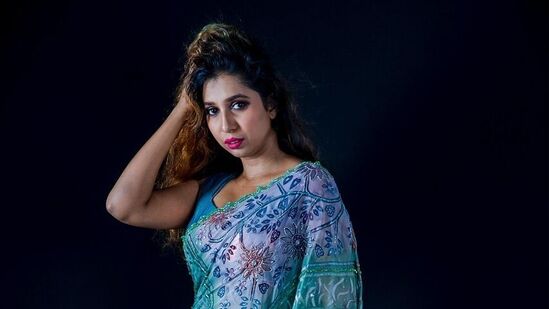 நீல நிற புடவையைத் தேர்ந்தெடுக்கும் மணப்பெண்கள் நம்பகமானவர்கள் மற்றும் அவர்கள் இயற்கையில் சக்திவாய்ந்தவர்கள். அவர்கள் எல்லாவற்றையும் ஆழமாகப் புரிந்துகொள்கிறார்கள். நீல நிற சேலையைத் தேர்ந்தெடுப்பதற்கு பதிலாக தைரியமாக இருப்பதற்கான வாய்ப்பும் உள்ளது. நீங்கள் ஒரு தனித்துவமான அதிர்வைப் பெறுவீர்கள். நீல நிற புடவையைத் தேர்ந்தெடுக்கும் மணப்பெண்கள் நம்பகமானவர்கள் மற்றும் அவர்கள் இயற்கையில் சக்திவாய்ந்தவர்கள். அவர்கள் எல்லாவற்றையும் ஆழமாகப் புரிந்துகொள்கிறார்கள். நீல நிற சேலையைத் தேர்ந்தெடுப்பதற்கு பதிலாக தைரியமாக இருப்பதற்கான வாய்ப்பும் உள்ளது. நீங்கள் ஒரு தனித்துவமான அதிர்வைப் பெறுவீர்கள்.