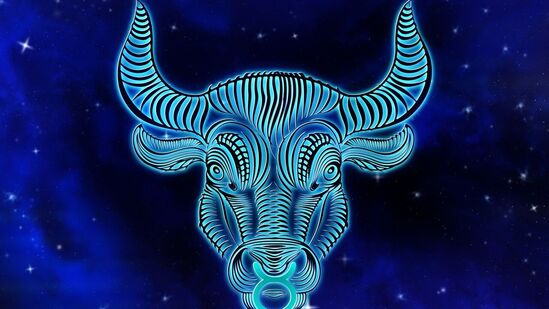 ரிஷபம் - ரிஷப ராசிக்காரர்களுக்கு சூரியன் மற்றும் குருவின் இணைவு சாதகமாக இருக்கும். இந்த இணைப்பு உங்கள் ராசியின் இரண்டாவது வீட்டில் உருவாகும். இந்தக் காலகட்டத்தில் உங்கள் கூற்று பயனுள்ளதாக இருக்கும். மக்கள் உங்களிடம் ஈர்க்கப்படுவார்கள். முக்கியமான முடிவுகளை எடுக்க முடியும். தொழில்முனைவோரின் நிலைமை சிறப்பாக இருக்கும். திடீர் நிதி ஆதாயம் ஏற்பட வாய்ப்பு உள்ளது. வேலையில் பதவி உயர்வு கிடைக்கலாம்.
