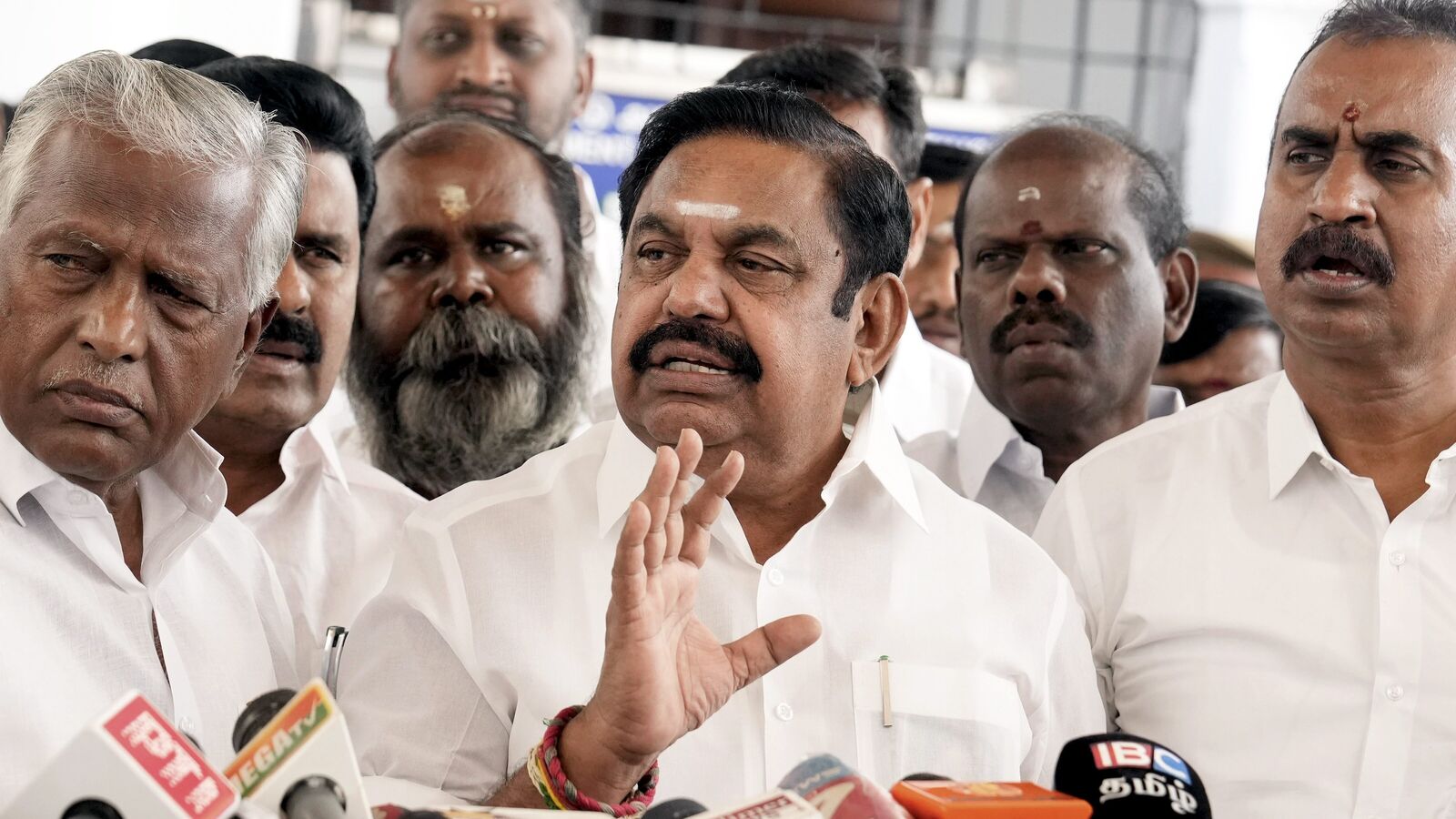 திமுகவின் குடுமி சிக்கும்.. அப்போ பேசி தானே ஆகணும்? உதயநிதியின் அன்பு தம்பி ரித்தீஷை குறி வைக்கும் அதிமுக!