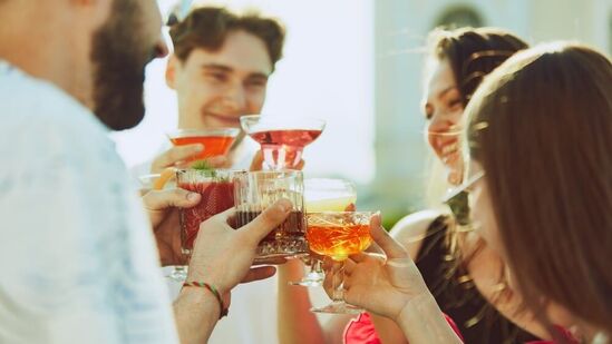 திருமணத்திற்குப் பிறகு நண்பர்கள் மற்றும் உறவினர்களுடன் பார்ட்டி செய்வது இயல்பு. இது உட்கொள்ளும் ஆல்கஹால் அளவை அதிகரிக்கக்கூடும். இது வயிற்றில் கொழுப்பு குவிவதை அதிகரிக்க வழிவகுக்கும்.  ஆல்கஹால் அதிக அளவு கலோரிகள் இன்சுலின் எதிர்ப்பு மற்றும் கல்லீரலை பாதிக்கும் என்பதும் சாத்தியமாகும்.
