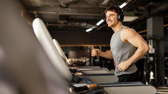 தொப்பை கொழுப்பைக் குறைக்க விரும்பினால் வழக்கமான உடற்பயிற்சி, கார்டியோ மற்றும் ஸ்டிரென்த் பயிற்சி போன்ற பயிற்சிகளைச் செய்யுங்கள். மேலும், உங்கள் உணவில் கலோரிகள் குறைவாக இருக்கும் சீரான நார்ச்சத்து மற்றும் புரதம் நிறைந்த உணவைச் சேர்க்கவும். மன அழுத்தத்தை சமாளிக்க யோகா மற்றும் தியானம் செய்யுங்கள். போதுமான தூக்கத்தைப் பெறுங்கள் மற்றும் ஆல்கஹால் உட்கொள்வதைக் கட்டுப்படுத்துங்கள்