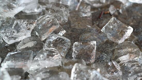 ஐஸ் பாத் : ‘ஒரு குளுகுளு குளியல் போடலாமா?’ ஐஸ் பாத் எனப்படும் ஐஸ்கட்டி குளியல் உங்கள் உடலுக்கு நன்மையைத் தருமா? ஐஸ் பாத் : ‘ஒரு குளுகுளு குளியல் போடலாமா?’ ஐஸ் பாத் எனப்படும் ஐஸ்கட்டி குளியல் உங்கள் உடலுக்கு நன்மையைத் தருமா?