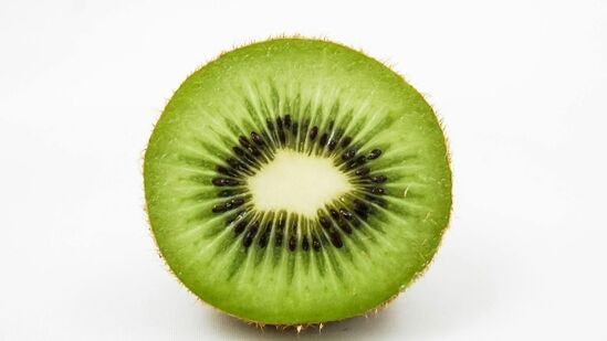 கிவியின் ஆரோக்கிய நன்மைகள் அவை தோன்றும் அளவுக்கு எளிமையானவை அல்ல . கிவி என்பது தூக்கமின்மை முதல் புற்றுநோய் வரை அனைத்தையும் எதிர்த்துப் போராடக்கூடிய ஒரு பழமாகும். கிவியின் ஆரோக்கிய நன்மைகள் அவை தோன்றும் அளவுக்கு எளிமையானவை அல்ல . கிவி என்பது தூக்கமின்மை முதல் புற்றுநோய் வரை அனைத்தையும் எதிர்த்துப் போராடக்கூடிய ஒரு பழமாகும்.