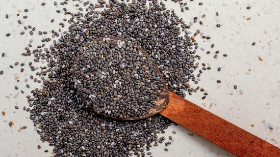 சியா விதைகள் ஒமேகா-3 கொழுப்பு அமிலங்கள், புரதம், நார்ச்சத்து, தாதுக்கள் மற்றும் பல ஆக்ஸிஜனேற்றிகளைக் கொண்ட ஒரு சூப்பர்ஃபுட் என்று கருதப்படுகின்றன. தோற்றத்தில் சிறியதாக இருந்தாலும், சியா விதைகள் இரத்தக் கொழுப்பு, சர்க்கரை மற்றும் இரத்த அழுத்தத்தைக் கட்டுப்படுத்த உதவுவதாக ஆய்வுகள் காட்டுகின்றன.