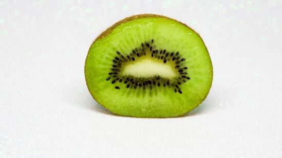 தூக்க ஆராய்ச்சி இதழில் வெளியிடப்பட்ட ஒரு ஆய்வு, படுக்கைக்குச் செல்வதற்கு ஒரு மணி நேரத்திற்கு முன்பு இரண்டு கிவி பழங்களை சாப்பிடுவது ஒழுங்கற்ற தூக்கத்தைத் தடுக்க நல்லது என்று கூறுகிறது தூக்க ஆராய்ச்சி இதழில் வெளியிடப்பட்ட ஒரு ஆய்வு, படுக்கைக்குச் செல்வதற்கு ஒரு மணி நேரத்திற்கு முன்பு இரண்டு கிவி பழங்களை சாப்பிடுவது ஒழுங்கற்ற தூக்கத்தைத் தடுக்க நல்லது என்று கூறுகிறது