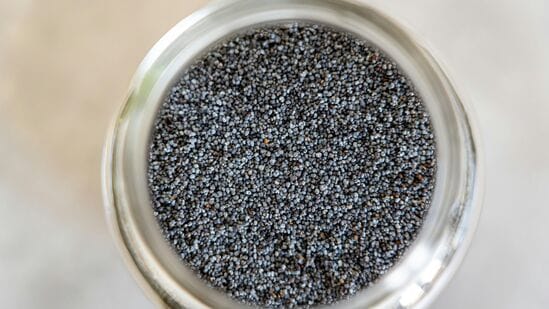 சியா விதைகளில் ஆரோக்கியமான கொழுப்புகள் உள்ளன. அவற்றில் இதயத்திற்கு ஆரோக்கியமான ஒமேகா-3 கொழுப்பு அமிலங்களும் உள்ளன. குறிப்பாக ஆல்ஃபா-லினோலெனிக் அமிலம் (ALA), இதை உடலால் தானாக உற்பத்தி செய்ய முடியாது. ஆல்பா-லினோலெனிக் அமிலங்கள் இதய ஆரோக்கியம், மூளை செயல்பாடு மற்றும் ஒட்டுமொத்த நல்வாழ்வை ஆதரிக்கின்றன.