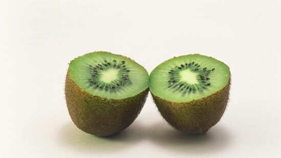 கிவி பழத்தை ஸ்மூத்திகள், பழச்சாறுகள், சாலடுகள் மற்றும் இனிப்பு வகைகளில் சேர்க்கலாம். கிவி பழத்தில் செரோடோனின் மற்றும் ஃபோலேட் போன்ற ஊட்டச்சத்துக்கள் உள்ளன, அவை உங்களுக்கு நல்ல தூக்கத்தைப் பெற உதவும். கிவி பழத்தை ஸ்மூத்திகள், பழச்சாறுகள், சாலடுகள் மற்றும் இனிப்பு வகைகளில் சேர்க்கலாம். கிவி பழத்தில் செரோடோனின் மற்றும் ஃபோலேட் போன்ற ஊட்டச்சத்துக்கள் உள்ளன, அவை உங்களுக்கு நல்ல தூக்கத்தைப் பெற உதவும்.