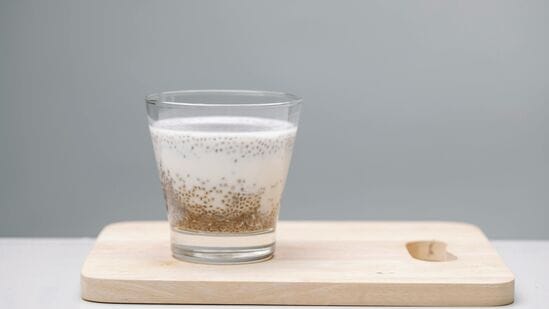 சியா விதைகளை தினமும் உட்கொள்வது இரத்த சர்க்கரை அளவைக் கட்டுப்படுத்தவும், வகை 2 நீரிழிவு நோயாளிகளின் எடையைக் கட்டுப்படுத்தவும், இதய ஆரோக்கியத்தை மேம்படுத்தவும் உதவுகிறது என்று ஆய்வுகள் காட்டுகின்றன. மற்றொரு ஆய்வில், 12 வாரங்களுக்கு தினமும் 35 கிராம் சியா விதைகளை உட்கொள்வது இரத்த அழுத்தத்தைக் குறைக்க உதவியது என்று கண்டறியப்பட்டுள்ளது.