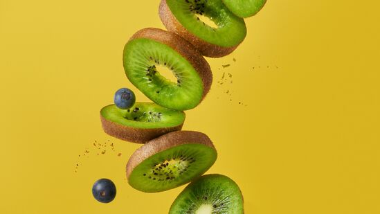 இது நோய் எதிர்ப்பு சக்தியை அதிகரிக்க உதவும். நார்ச்சத்து நிறைந்த கிவி பழத்தை சாப்பிடுவது செரிமானத்தை மேம்படுத்த உதவும். கூடுதலாக, இதில் உள்ள நொதிகள் செரிமான பிரச்சனைகளை நீக்கி மலச்சிக்கல் போன்ற பிரச்சனைகளை தீர்க்கும். இது நோய் எதிர்ப்பு சக்தியை அதிகரிக்க உதவும். நார்ச்சத்து நிறைந்த கிவி பழத்தை சாப்பிடுவது செரிமானத்தை மேம்படுத்த உதவும். கூடுதலாக, இதில் உள்ள நொதிகள் செரிமான பிரச்சனைகளை நீக்கி மலச்சிக்கல் போன்ற பிரச்சனைகளை தீர்க்கும்.