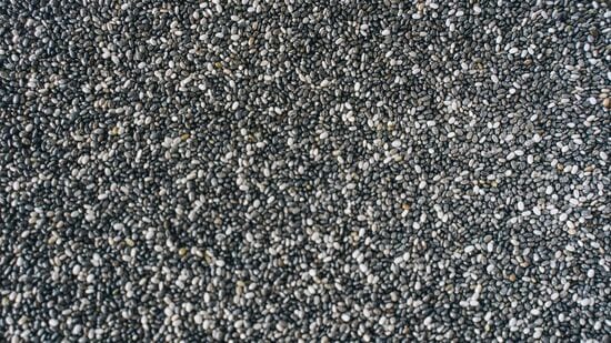 சியா விதைகள் என்பவை சால்வியா ஹிஸ்பானிகா தாவரத்தின் விதைகள் ஆகும், இது பெரும்பாலும் மெக்சிகோ மற்றும் தென் அமெரிக்காவில் காணப்படுகிறது. கருப்பு மற்றும் வெள்ளை நிறத்தில் கிடைக்கும் இந்த விதைகளை, தினமும் சுமார் எட்டு மணி நேரம் தண்ணீரில் ஊறவைத்தால், பல்வேறு ஆரோக்கிய நன்மைகளை அளிக்கும். ஒரு தேக்கரண்டி ஊறவைத்த சியா விதைகளை சாப்பிடுவது உங்கள் தினசரி நார்ச்சத்து தேவையில் 20 சதவீதத்தை வழங்குகிறது.