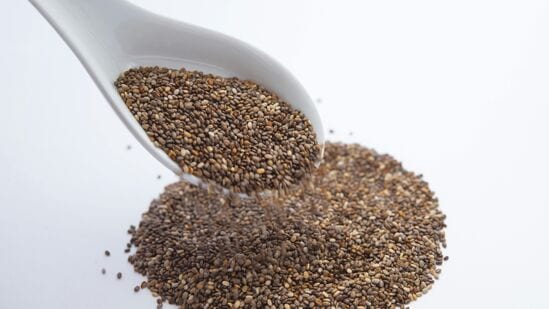  சியா விதைகளை எட்டு வாரங்களுக்கு தொடர்ந்து உட்கொள்வது வளர்சிதை மாற்ற செயலிழப்புடன் தொடர்புடைய ஸ்டீடோடிக் கல்லீரல் நோய் (MASLD)  அறிகுறிகளில் முன்னேற்றத்தைக் காட்டுவதாக ஆய்வுகள் தெரிவிக்கின்றன. அதே ஆய்வில், ஸ்டீடோடிக் கல்லீரல் நோயால் பாதிக்கப்பட்டவர்கள் எட்டு வாரங்களுக்கு 25 கிராம் சியா விதைகளை உணவில் சேர்த்துக் கொண்டவர்களுக்கு மொத்த கொழுப்பு குறைவாக இருப்பதும் கண்டறியப்பட்டது.