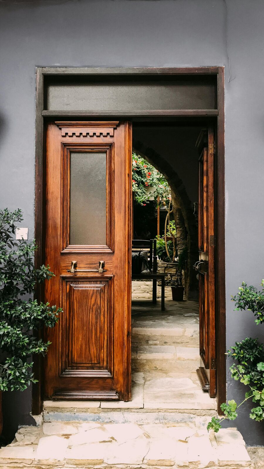 லட்சுமி தேவியின் அருள் பெற வீட்டின் பிரதான கதவு எப்படி இருக்க வேண்டும் பாருங்க!