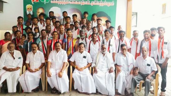 எடப்பாடி பழனிசாமி முன்னிலையில் மாற்றுக்கட்சி உறுப்பினர்கள் பலர் அதிமுகவில் இணைவு! எடப்பாடி பழனிசாமி முன்னிலையில் மாற்றுக்கட்சி உறுப்பினர்கள் பலர் அதிமுகவில் இணைவு!