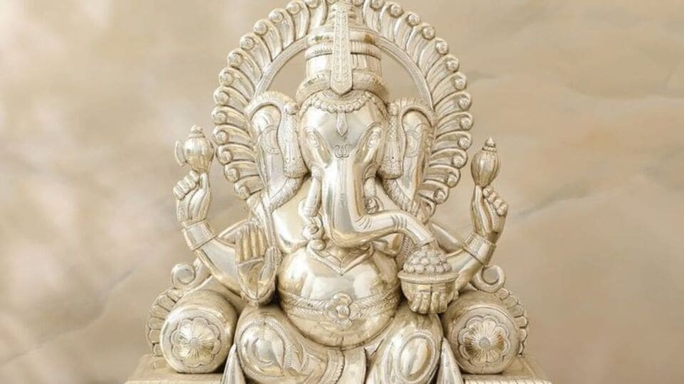 வாழ்க்கையில் பிரச்னை தீர வேண்டுமா? இந்த வெள்ளி பொருள்களை பரிசாக கொடுத்து பாருங்க!