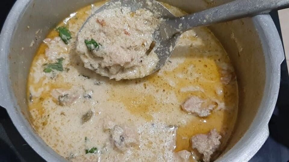 சிக்கன் ஒயிட் குருமா செஞ்சு சாப்பிட்டால் சுவை அருமையாக இருக்கும்! அசத்தலான ரெசிபி உள்ளே!