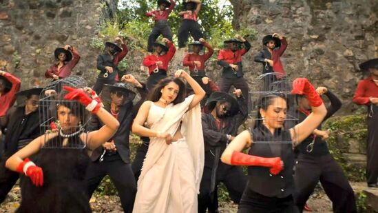 சுகர் பேபியாக சூடேற்றும் த்ரிஷா:தக் லைஃப் படத்தின் இரண்டாம் பாடலான சுகர் பேபி பாடலில் நடிகை த்ரிஷா செம கிளாமராக இருக்கிறார். பாடல் வரிகளை சிவா ஆனந்தும், ஏ.ஆர்.ரஹ்மானும் இணைந்து எழுதியிருக்கின்றனர்.’என்ன வேணும் உனக்குகொட்டி கொட்டிக் கிடக்கு,இன்னும் என்ன வேணும் உனக்கு,சொர்க்கம் இங்கு இருக்கு,கள்ளம் உள்ள நெஞ்சு,காதல் என்ற நஞ்சு,கண்ணை மூடிக்கொண்டு,என்னை மட்டும் கொஞ்சு’ என சுகர் பேபி பாடலில் வரும் பாடல் வரிகளும் இளைஞர்களை செம கிக் ஏற்றுகிறது. 