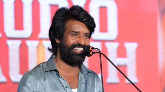’திருச்சியில் தான் மாமன் படம் எடுத்தோம்’: நடிகர் சூரிஇந்தப் படம் எதை நினைச்சு எடுத்தோமோ, அது மக்கள்கிட்ட போய்ச் சேர்ந்திடுச்சுன்னு நம்புறோம். அதற்கு நன்றி சொல்லும்விதமாக தமிழ்நாட்டில் இருக்கிற பெரும்பான்மை ஊர்களுக்கு, முடிஞ்சளவுக்கு போயி, படம் பார்த்திட்டு வர்றவங்களுக்கு, நன்றி சொல்லிட்டு வர்றோம். அதுக்காகத்தான் திருச்சிக்கு வந்தோம். இதற்காகத்தான், நாங்க படம் எடுத்தோம்.நன்றி’ என்றார், சூரி.அதனைத்தொடர்ந்து பேசிய நடிகர் சூரி, ‘ படம் முழுக்க திருச்சியில் தான் எடுத்தோம். அது தான் திருச்சியில் இருக்கிற எல்லா தியேட்டருக்கும் போய் விசிட் செய்திட்டு வந்திருக்கோம்’’ என்றார்.அதன் பின் நடிகர் சூரியிடம் செய்தியாளர்கள் பல்வேறு கேள்விகளை எழுப்பினர். அதற்கு அவர் அளித்த பதிலின் தொகுப்பு:-