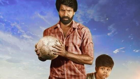 மாமன் திரைப்படம் நினைத்ததை விட மிகப் பெரிய வெற்றி படமாக அமைந்திருக்கிறது என்று நடிகர் சூரி பேட்டியளித்திருக்கிறார்.திருச்சியில் மாமன் திரைப்படம் ஓடும் திரையரங்குகளுக்குச் சென்று பார்வையிட்ட நடிகர் சூரி, அதன்பின் செய்தியாளர்களைச் சந்தித்தார்.அதில், ‘’எல்லோருக்கும் வணக்கம். மாமன் திரைப்படம் நம் குடும்ப உறவு சார்ந்த படம். உங்கள் எல்லோருக்கும் பிடிக்கும். அதை நூறு சதவீதம் நம்புங்கன்னு பட ரிலீஸுக்கு முன்னாடி சொல்லியிருந்தோம். மாமன் படத்தின் ரிலீஸுக்கு அப்புறம், படம் நினைத்ததைவிட மிகப்பெரிய வெற்றிப்படமாக அமைஞ்சிருக்கு.குடும்பம் குடும்பமாக தியேட்டருக்கு வந்து மாமன் திரைப்படத்தைப் பார்த்து மக்கள் கொண்டாடுறாங்க. தியேட்டர் உரிமையாளர்கள் எல்லோரும் சொல்றப்ப, பத்து டிக்கெட், 20 டிக்கெட்னு தான் எடுத்திட்டு வர்றதா சொன்னாங்க. முழு குடும்பமாக உட்கார்ந்து மாமன் படம் பார்க்கிறாங்க. ரொம்பப் பெருமையாக இருக்கு. சந்தோஷமாக இருக்கு.