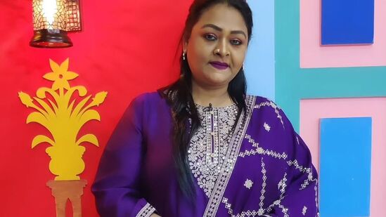 மீண்டும் பேட்டிமீண்டும் ஒரு பேட்டியில் அவரைப்பற்றி மிக மோசமாக பேட்டி கொடுத்தேன்; அதற்கு ஷகிலா, ஷர்மிளாவுக்கு பசி ஒரு பிரச்சினை இல்லை... பணம் ஒரு பிரச்சினை இல்லை.. ஆகையினால் கடவுள் அவரை அப்படியே ஆசீர்வதிக்கட்டும் என்று பதிலடி கொடுத்தார். இதைக் கேட்டவுடன் இந்த பெண் உண்மையிலேயே நமக்கு பதில் கொடுக்கிறதா? இல்லை நம்மை அவமானப்படுத்துகிறதா, இல்லை இந்தப் பெண் ஒரு சாமியாரா என்று கேள்வி எனக்கு வந்தது. இந்த நிலையில் ஸ்டூடியோ ஒன்றில் இருவரும் சந்தித்துக் கொள்ள வாய்ப்பு கிடைத்தது.  