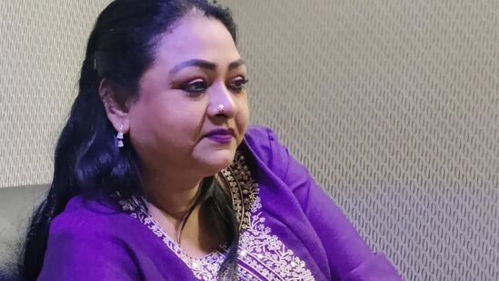 யாரும் சொல்ல வில்லைஅப்போது அங்கிருந்த ஒருவர் அருகில் உள்ள ரூமில் சென்று அமர்ந்து கொள்ளுமாறு கூறினார். இந்த நிலையில் நானும் அங்கு சென்று அமர்ந்து விட்டேன். அப்போது உள்ளே ஷகிலா இருக்கிறார் என்பதை யாரும் சொல்லவில்லை.என்னாலும் அவரை சரியாக அடையாளம் காண முடியவில்லை. நான் சென்று உட்கார்ந்ததும் எதிரே வந்து அமர்ந்த ஷகிலா நான்தான் ஷகிலா.. என் மீது உங்களுக்கு அப்படி என்ன கோபம்... எதற்காக என்னை இப்படி திட்டி பேட்டி கொடுக்கிறீர்கள் என்று கேட்டார்.