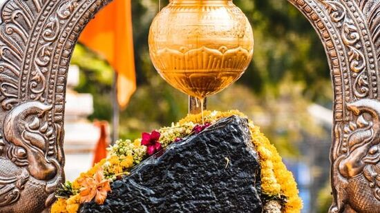 புராணக் கதையின்படி, ஒரு காலத்தில் சனி பகவானுக்கு தனது சக்தி மற்றும் வலிமையின் மீது அதிக அகங்காரம் இருந்தது. அதே நேரத்தில், ஹனுமானின் புகழ் மற்றும் வலிமை பற்றி அனைவரும் பேசிக்கொண்டிருந்தனர். ஹனுமானின் வலிமையைப் புகழ்வதை சனி பகவான் பொறுத்துக்கொள்ளவில்லை.