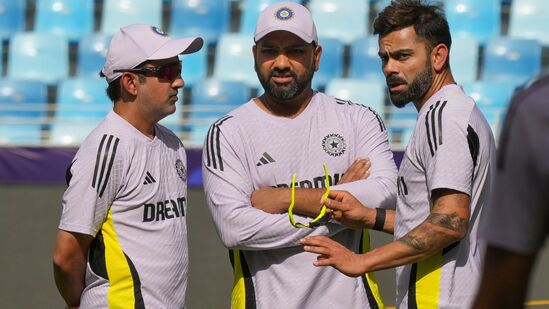 ரோஹித்தின் டெஸ்ட் ஓய்வு குறித்து கம்பீர் கூறுகையில், “நீங்கள் விளையாடத் தொடங்கினால், நீங்கள் நிறுத்த வேண்டும் என்று நான் நினைக்கிறேன். ஆனால் இது மிகவும் தனிப்பட்ட முடிவு. இதில் யாரும் தலையிட இடமில்லை. அது பயிற்சியாளராக இருந்தாலும் சரி, தேர்வாளராக இருந்தாலும் சரி. எப்போது ஓய்வு பெறப் போகிறோம் என்பதை யாரிடமும் சொல்ல நாட்டில் யாருக்கும் உரிமை இல்லை. எனவே இந்த முடிவு ஒவ்வொரு கிரிக்கெட் வீரரின் தனிப்பட்ட முடிவு” என்று கூறினார். ரோஹித்தின் டெஸ்ட் ஓய்வு குறித்து கம்பீர் கூறுகையில், “நீங்கள் விளையாடத் தொடங்கினால், நீங்கள் நிறுத்த வேண்டும் என்று நான் நினைக்கிறேன். ஆனால் இது மிகவும் தனிப்பட்ட முடிவு. இதில் யாரும் தலையிட இடமில்லை. அது பயிற்சியாளராக இருந்தாலும் சரி, தேர்வாளராக இருந்தாலும் சரி. எப்போது ஓய்வு பெறப் போகிறோம் என்பதை யாரிடமும் சொல்ல நாட்டில் யாருக்கும் உரிமை இல்லை. எனவே இந்த முடிவு ஒவ்வொரு கிரிக்கெட் வீரரின் தனிப்பட்ட முடிவு” என்று கூறினார்.