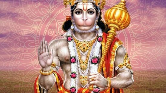 சனி பகவான் ஹனுமானைப் போருக்கு அழைத்தார். ஸ்ரீராம பக்தியில் மூழ்கியிருந்த ஹனுமான், சனி பகவானைப் புரியவைக்கப் பல முயற்சிகள் செய்தார். ஆனால் சனி பகவான் அதைக் கேட்கவில்லை. பின்னர் இருவருக்கும் இடையே கடுமையான போர் நடந்தது. ஹனுமான் சனி பகவானை நன்கு தாக்கினார் என்று கூறப்படுகிறது.