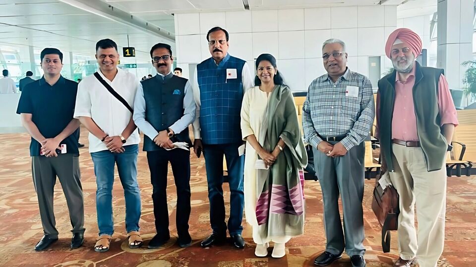 மாஸ்கோ ஏர்போர்ட்டில் ட்ரோன் தாக்குதல்! வானில் வட்டமடித்த கனிமொழி சென்ற விமானம்!