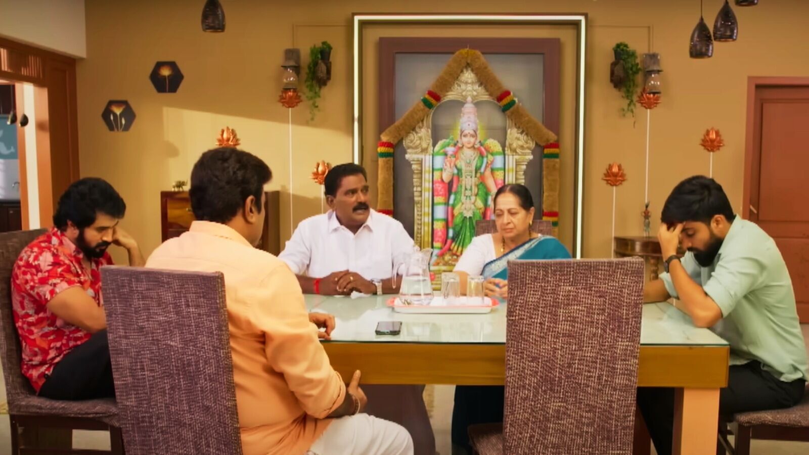 எதிர்நீச்சல் தொடர்கிறது: ‘கதிரை அவரது மாமனார் வீட்டுக்கு அனுப்பும் ஆதி குணசேகரன்.. மே 24 சீரியல் அப்டேட்’!