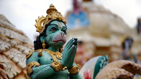 ஹனுமான் கோயில்: சனி பகவான் ஸ்ரீ ஹனுமானின் சிறந்த பக்தர். எனவே, சனி ஜெயந்தி நாளில் அனுமன் கோயில்களில் விளக்குகளை ஏற்றுவதும் மங்களகரமானதாக கருதப்படுகிறது. அனுமன் சாலிசா பாராயணம் செய்து, அவருக்கு குங்குமம் படைத்து, தீபம் ஏற்றி வழிபடுங்கள்.