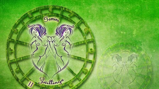 மிதுனம் : இந்த ராசியுடன் இணைந்து இந்த ராஜயோகம் உருவாகப் போகிறது. உங்கள் குழந்தையிடமிருந்து சில நல்ல செய்திகளைப் பெறலாம். நீண்ட கால பிரச்சனை இப்போது முடிவுக்கு வரும். கல்வித் துறையிலிருந்து நீங்கள் சிறந்த நன்மைகளைப் பெறலாம். போட்டித் தேர்வுகளுக்குத் தயாராகி வருபவர்கள் பயனடைவார்கள். தொழிலில் லாபம் ஈட்ட முடியும். நீங்கள் உருவாக்கும் உத்தியிலிருந்து நீங்கள் பயனடைவீர்கள். உங்களுக்கு மரியாதை கிடைக்கலாம். ஆரோக்கியம் நன்றாக இருக்கும். கல்வித் துறையில் உங்களுக்கு நன்மைகள் கிடைக்கும்.