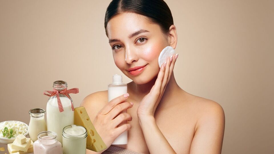 முகத்தில் உள்ள மாசினை அகற்றி ஜொலிக்க வேண்டுமா? அப்போ இந்த பொருட்களை பாலில் கலந்து பயன்படுத்துங்கள்!