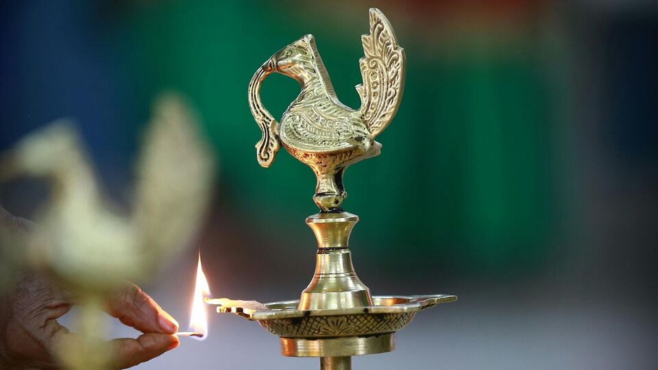 பூஜைக்குப் பின் மீதமுள்ள விளக்கு திரிகளை என்ன செய்யலாம்.. இதோ சில எளிய வழிகளை பார்க்கலாமா!