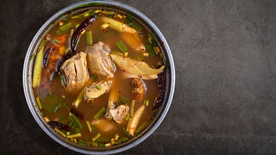 சளி இருமல் தொல்லையா? அப்போ இந்த சிக்கன் ரசம் குடிச்சு பாருங்கள்! இதோ அசத்தலான ரெசிபி!