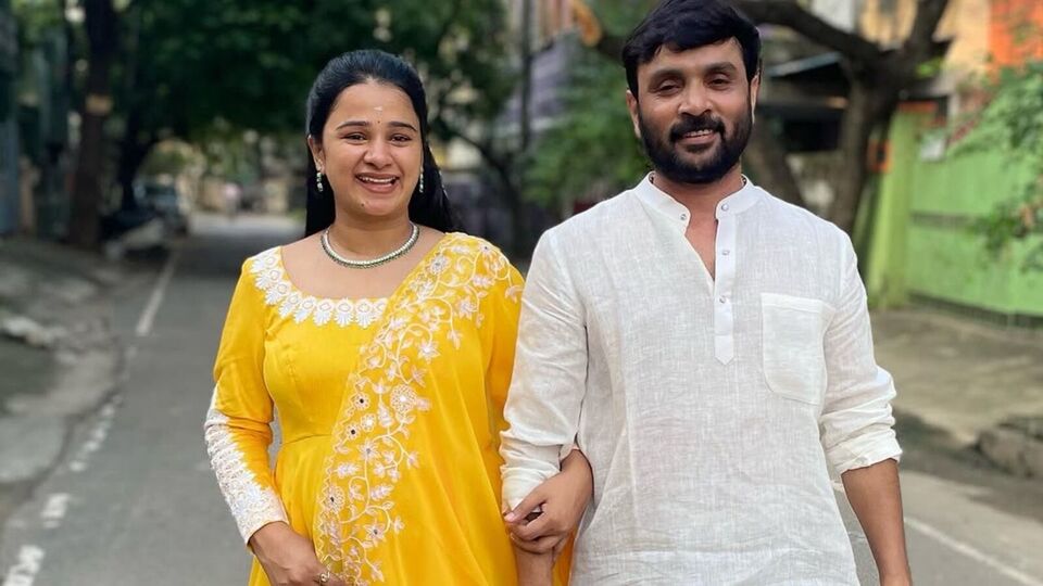 “காதல் கவிதை” குழந்தைகளின் பெயருடன் போட்டோவை பகிர்ந்த சினேகன் கன்னிகா தம்பதி! புகைபடத் தொகுப்பு இதோ!