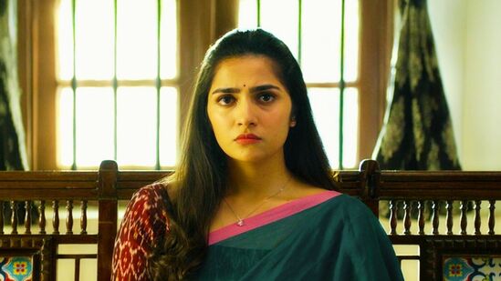 ‘’விஜய் சேதுபதி சொல்லிக்கொடுத்த விஷயம்?விஜய் சேதுபதி ஸ்கிரிப்ட்டில் கூட இன்வால்வ் ஆகத்தான் இருந்தார். அவரே நிறைய பரிந்துரைகளை சொல்வார். இந்த சீனை இப்படி கட் பண்ணிடலாம். இந்த சீனை இப்படி எடுக்கலாம்ன்னு சொல்வார். இப்படி வசனம் பேசலாம் என்று சொல்வார். இப்படி செய்தால், காமெடி இன்னும் கொஞ்சம் நல்லாயிருக்கும்ன்னு சொல்வார்.உங்களுக்கு மட்டுமில்லாமல் துணைநடிகர்களுக்கும் பரிந்துரைகளை விஜய் சேதுபதி செய்திருக்காரா?ஆமா. சரியான உதாரணத்தை என்னால் சொல்லமுடியவில்லை. ஆனால் கண்டிப்பாக நடந்திருக்கலாம். தன்னுடைய யோசனையையும் சொல்வது நல்லது''.