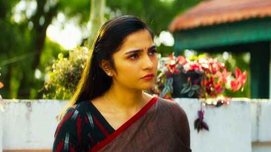 'நீங்க அவர்கிட்டயிருந்து என்ன கத்துக்கிட்டீங்க? என்ன விஷயங்களில் எல்லாம் உறுதுணையாக இருந்திருக்கார்?விஜய் சேதுபதி சார் அவரைப் பார்க்க வரும் ரசிகர்கள் எல்லோருக்கும் மதிப்பு கொடுக்கிறார். மலேசியாவில் சூட் செய்யும்போது, அவரைப் பார்க்க நிறைய ரசிகர்கள் வந்தனர். அப்போது அவர்கள் எல்லோரையும் விஜய் சேதுபதி சார் மீட் பண்ணுவாங்க. எல்லோருக்கும் சூட்டிங் முடிச்சிட்டு வந்ததும் ரொம்ப களைப்பாக இருக்கும். ஆனால், விஜய் சேதுபதி ரசிகர்களைப் பார்த்ததும் ரொம்ப உற்சாகமாகி, போட்டோ மற்றும் வீடியோக்கள் எடுத்துக்கொடுப்பார். அதெல்லாம், அவர்கிட்ட இருந்து கத்துக்கணும்'.