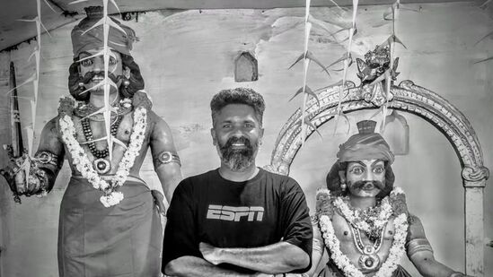 சொந்த ஊரில் ரூம் போட்டு தங்கியிருக்கேன் என்னும் வசனம் எல்லாம் எப்படி உள்ளே கொண்டு வந்தீங்க?எனக்கு அந்த மாதிரி நடந்தது சார். 99-ல் ஊரை விட்டு சென்னைக்கு வந்திட்டேன். என்னுடைய நண்பர்கள் எல்லாம் பி.ஜி.முடிச்சிட்டு தஞ்சாவூர் வர்றாங்க. நான் போயிட்டேன். போய் இறங்குறவரை தெரியாது. எனக்கு தங்குறதுக்கு இடமில்லைன்னு. சரின்னு ஒரு லாட்ஜில் ரூம் போட்டு தங்கினேன். அட்ரஸ் எழுதச்சொல்லும்போதுகூட, தஞ்சாவூர் அட்ரஸ் தான் எழுதுறேன்.பிறகு அவங்க சொன்னவுடன், அதை அழிச்சிட்டு சென்னை அட்ரஸ் எழுதுறேன். சொந்த ஊரில் ரூம் போட்டு தங்கியது ரொம்ப வலிமிக்க அனுபவம். அதைத்தான் ஒரு வரியாக சொன்னது. கனெக்ட் ஆகுறவங்க, கனெக்ட் பண்ணிப்பாங்க. 