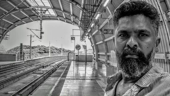 'ஒவ்வொரு கதை சொல்லிக்கும் ஒரு பாணி உண்டு. ஆனால் இரண்டு பேரின் உரையாடலை கதையாக சொல்லமுடியும் என்பது என்ன வித்தை?எனக்குத் தெரியலை. இந்தக் கேள்வியைப் பலரும் கேட்டிருக்காங்க. இதை துணிச்சல்னு சொல்லமாட்டேன். விஜய்சேதுபதி ஒரு தடவை சிரிச்சிட்டார். செம்பருத்தி செடியில் செம்பருத்தி தானே பூக்கும். எனக்கு இயல்பாக இது தான் வருது. டைரக்‌ஷன் பண்றதுக்கு முன்னாடி, எனக்கு சரியாகப் பேச வராது. பேசக் கத்துக்கிட்டதே டைரக்‌ஷன் பண்ணித்தான்'. 