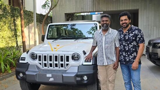 மெய்யழகன் திரைப்படத்தின் இயக்குநர் சி.பிரேம் குமாருக்கு, அண்மையில் பிஹைண்ட்வுட்ஸ் நிறுவனம், விருது கொடுத்தது. அதன் விழாமேடையில் அப்படத்தின் இயக்குநர் பிரேம் குமாரிடம் கேட்கப்பட்ட கேள்விகளுக்கு, அவர் பதில் அளித்திருக்கிறார். அதன் தொகுப்பினைக் காணலாம். இந்த வீடியோ மார்ச் 28ஆம் தேதி, பிஹைண்ட் வுட்ஸ் யூடியூப் சேனலில் வெளியானது.'ரியல் மெய்யழகன் உங்களுக்காக வந்திருக்காங்க?ரியல் மெய்யழகனை அறிமுகப்படுத்த வேண்டியது என் கடமை. மெய்யழகன் ஒருத்தர் இருக்கமுடியுமான்னு சந்தேகத்தை ஆச்சரியத்தில் கேட்டாங்க. சாட்சி இவங்க இரண்டு பேர் தான். மருது பாண்டி வந்து, ஃபிலிம் இன்ஸ்டியூட்டில் என் கூட படிச்சவர். நெருங்கிய நண்பர். அசுரவதம் படத்தின் இயக்குநர். நான் பார்த்து ஆச்சரியப்படுத்தக்கூடிய எழுத்தாளர். முத்து அண்ணன், என் குடும்பத்தில் ஒருத்தர்னு சொல்லலாம். எங்க வீட்டுக்கு எலக்ட்ரீசியன் மற்றும் பிளம்பர். பல இன்டர்வியூஸில் அவருடைய சேட்டையைப் பற்றி நான் சொல்லியிருக்கிறேன்.இவங்க இரண்டு பேரும் தான், மெய்யழகன் கதாபாத்திரத்தை எழுத முக்கியமான காரணங்கள். இவங்க இரண்டு பேர்கிட்டேயும் அவ்வளவு வருஷம் கழித்தும் குழந்தைத்தனம் இன்னும் உயிர்ப்புடன் இருக்கு.வெள்ளந்தியான மனிதர்கூட வாழ்றது எவ்வளவு ஆனந்தமான அனுபவம்?ரொம்ப ஆனந்தம். கொஞ்சம் கஷ்டமும் கூட. இரண்டுபேரையும் சமாளிக்கவே முடியாது. நம்மள நம்முடைய குழந்தைப் பருவத்துக்குக் கூட்டிட்டுப் போயிடுவாங்க'. 